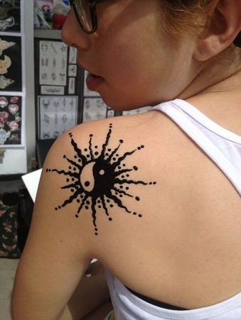 „Sun Designs“ pečių henna