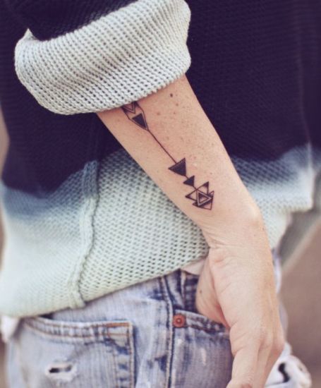Rodyklės geometrinės mažos tatuiruotės ant riešo