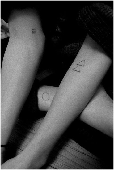 Funky geometrinis raštas Mažos tatuiruotės ant riešo