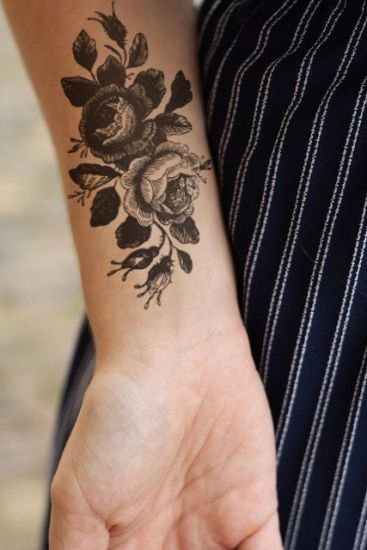 Mažų gėlių tatuiruotės ant riešo