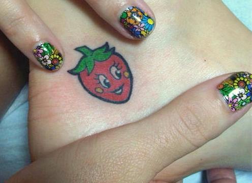 Katy Perry braškių tatuiruotė