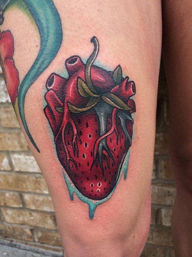 Braškių širdies tatuiruotė