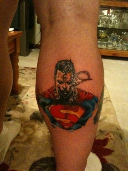 Supermeno tatuiruotės dizainas ant kojos
