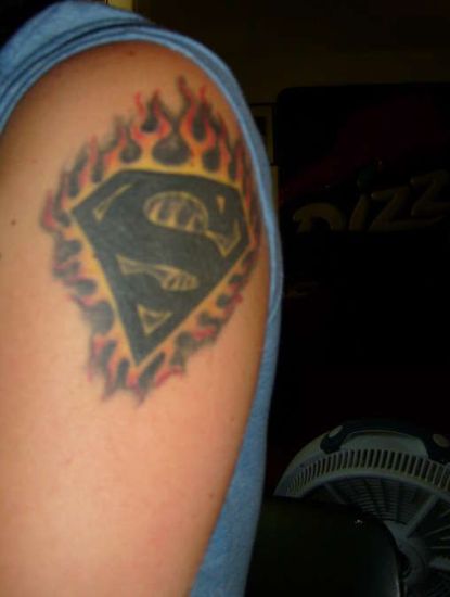 Liepsnojančio modelio supermeno tatuiruotės dizainas
