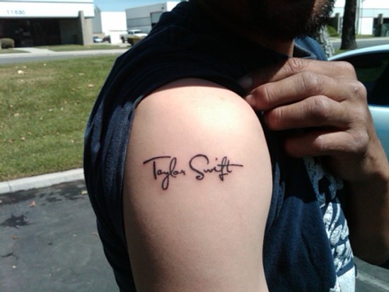 taylor swift autografo tatuiruotė