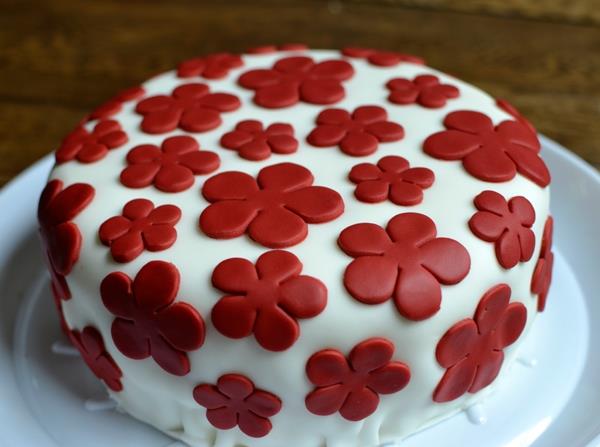 διακόσμηση κέικ λευκό κέικ κόκκινα λουλούδια