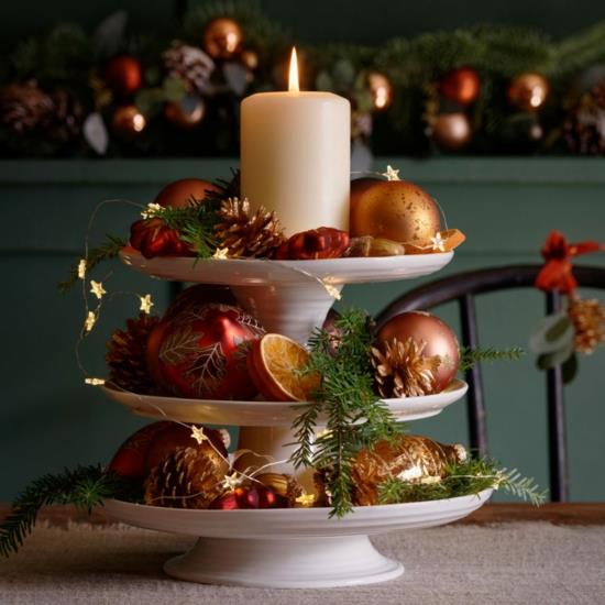 Χριστουγεννιάτικη διακόσμηση τραπέζι με βάση κέικ
