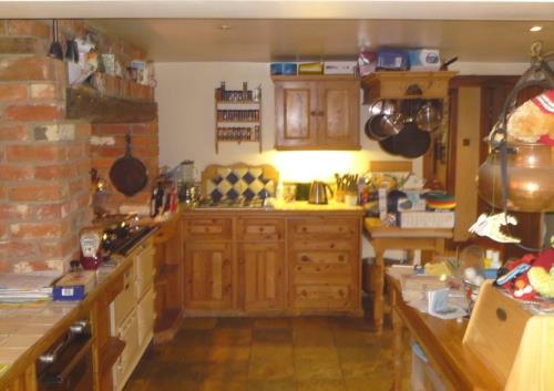 παραδοσιακή κουζίνα μοντέρνο σχεδιασμό ξύλινο ντουλάπι μαύρο λευκό πίσω τοίχο κουζίνας