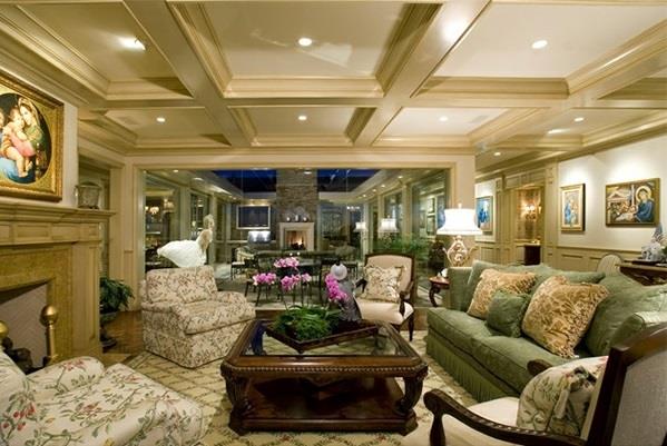 Παραδοσιακό σαλόνι με καφετιέρες καναπέδες με οροφές και λουλουδάτο μοτίβο