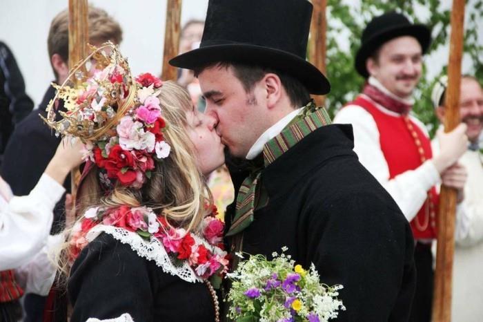 παραδοσιακός σκανδιναβικός γαμπρός νύφης γάμου
