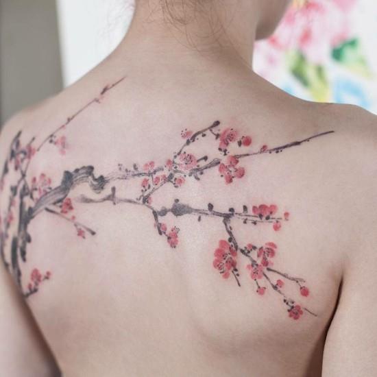 παραδοσιακό άνθος κερασιού τατουάζ πίσω