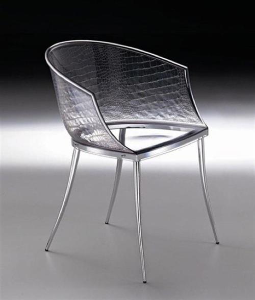 καρέκλα με κροκόδειλο με διαφανή έπιπλα από γυαλί
