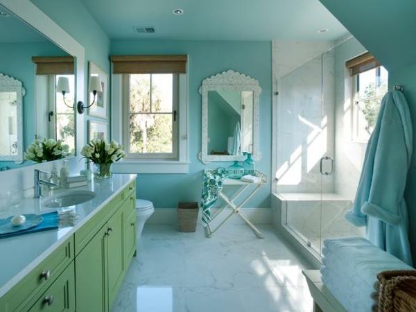 ονειρεμένο μπάνιο γαλάζιο μπλε τοίχο καθρέφτη τουλίπες
