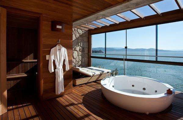 ονειρεμένα μπάνια ανεξάρτητη μπανιέρα με θέα στον ωκεανό