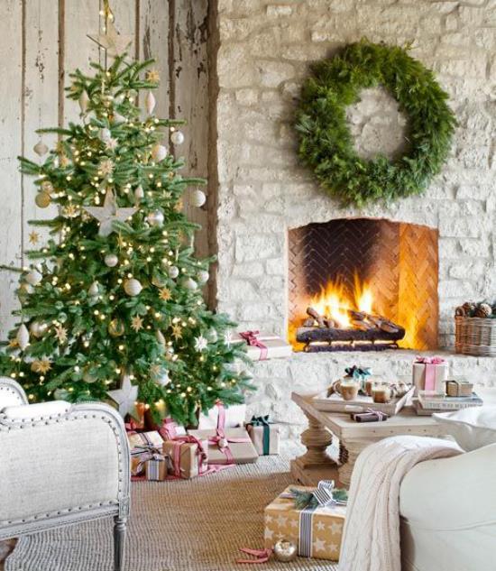 ονειρεμένες χριστουγεννιάτικες διακοσμήσεις στο τζάκι του σαλονιού από φυσική πέτρα φλογερό στεφάνι φωτιάς φωτεινά χρώματα κυριαρχούν στην καθαρή άνεση