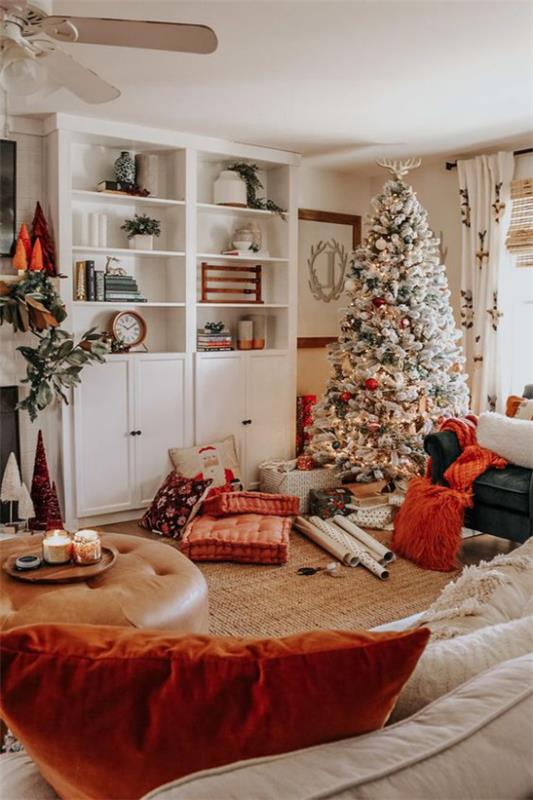 υπέροχη χριστουγεννιάτικη διακόσμηση στο σαλόνι πορτοκαλί άλλα ζεστά χρώματα διακοσμημένα χριστουγεννιάτικο δέντρο στη γωνία