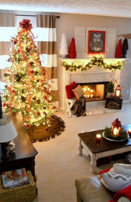 χριστουγεννιάτικα στολίδια στο σαλόνι Χριστουγεννιάτικο δέντρο άφησε πολλά φώτα και στο τζάκι
