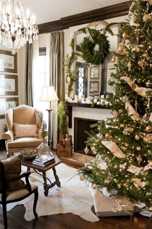 ονειρεμένες χριστουγεννιάτικες διακοσμήσεις στο σαλόνι ψηλό χριστουγεννιάτικο δέντρο πράσινο στεφάνι καθρέφτη πάνω από το τζάκι καθαρή άνεση