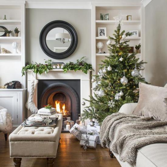 ονειρική χριστουγεννιάτικη διακόσμηση στο σαλόνι σε μπεζ μικρό κόσμημα πράσινο χριστουγεννιάτικο δέντρο ανοιχτή φωτιά