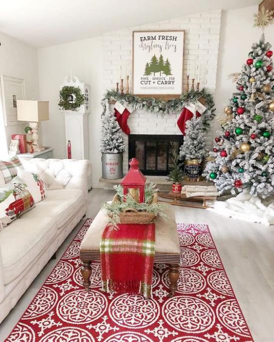 Φανταστική χριστουγεννιάτικη διακόσμηση στο σαλόνι κόκκινο και λευκό χριστουγεννιάτικο δέντρο στα δεξιά δίπλα στο τζάκι, ζεστή ατμόσφαιρα δωματίου