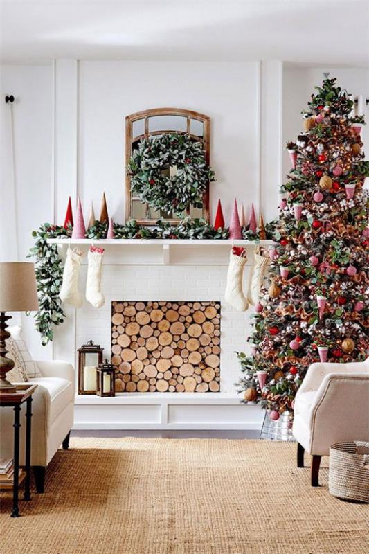 πανέμορφη χριστουγεννιάτικη διακόσμηση στο σαλόνι όμορφα διακοσμημένο χριστουγεννιάτικο δέντρο κόκκινες πινελιές καυσόξυλα στο τζάκι