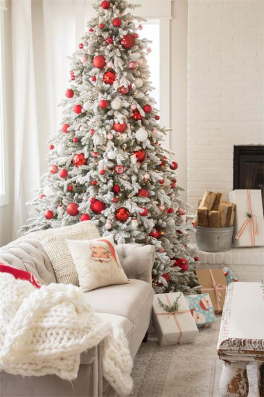ονειρεμένες χριστουγεννιάτικες διακοσμήσεις στο σαλόνι όμορφη διακόσμηση δωματίου φωτεινή ατμόσφαιρα Χριστουγεννιάτικο δέντρο κόκκινες πινελιές ιδέες μαλακής ρίψης κουβέρτας μαξιλαριού