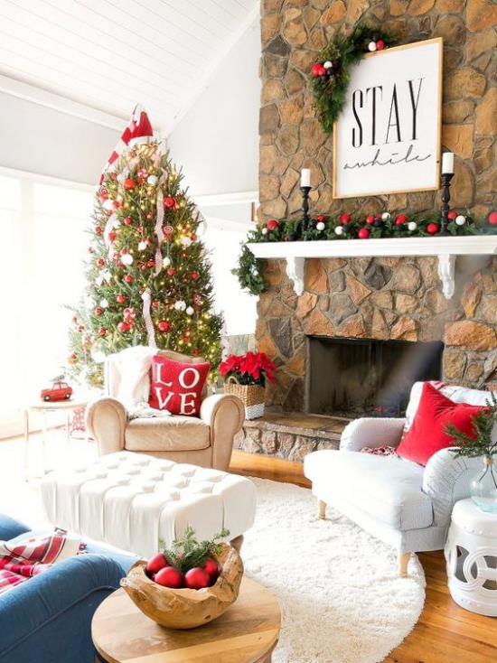 ονειρική χριστουγεννιάτικη διακόσμηση στο σαλόνι όμορφη διακόσμηση δωματίου φωτεινή ατμόσφαιρα χριστουγεννιάτικο δέντρο κόκκινες πινελιές