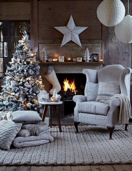 Χριστουγεννιάτικες διακοσμήσεις στο σαλόνι, σκανδιναβικού στιλ, ζεστές μπροστά στο τζάκι. Κυριαρχεί το ανοιχτό γκρι