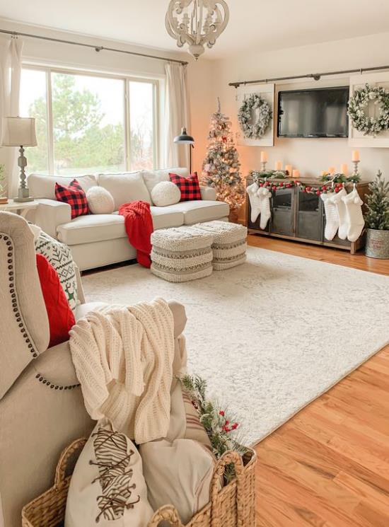 ονειρική χριστουγεννιάτικη διακόσμηση στο ευρύχωρο σαλόνι σε λευκό και ανοιχτό μπεζ χριστουγεννιάτικο δέντρο στο αριστερό κόκκινο χρώμα