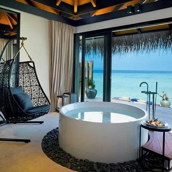 ονειρεμένες διακοπές Μαλδίβες επιπλώνοντας ιδέες σε ύφασμα με ψάθινη κρεμαστή καρέκλα στρογγυλή μπανιέρα