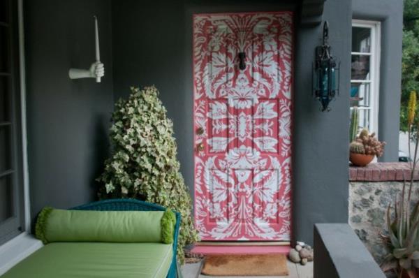 Διακόσμηση πόρτας με στένσιλ