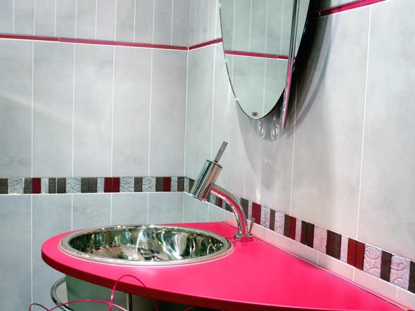 θηλυκή επίπλωση ροζ ροζ χρώματα νεροχύτη πλακάκια μπάνιου