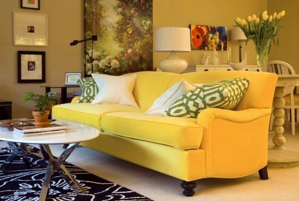 μοντέρνος κίτρινος καναπές με πράσινα μαξιλάρια