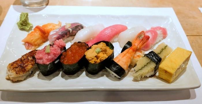 τάσεις ταξίδια και διακοπές τρώγοντας σούσι στο tokyo