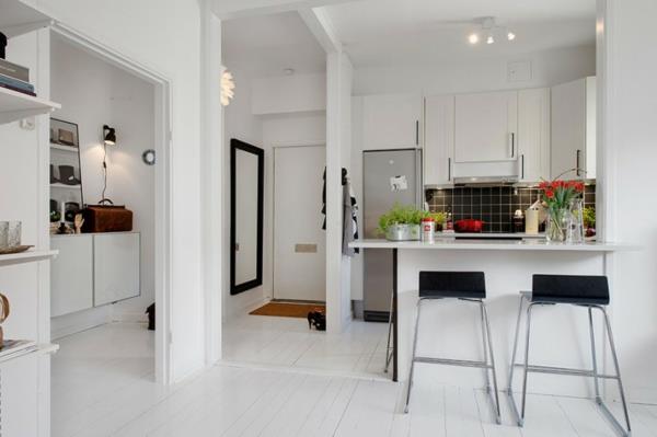 μοντέρνο διαμέρισμα κουζίνας καρέκλα καθρέφτη με πλακάκια