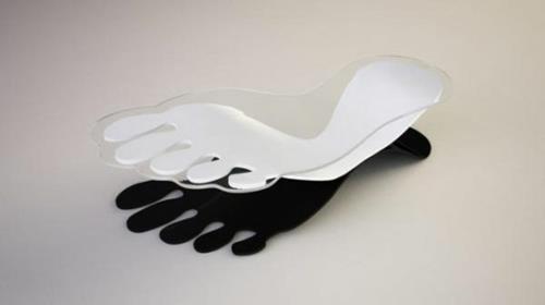 τραπέζι σαλονιού σε σχήμα ποδιών ασπρόμαυρη επιφάνεια περίεργο σχέδιο