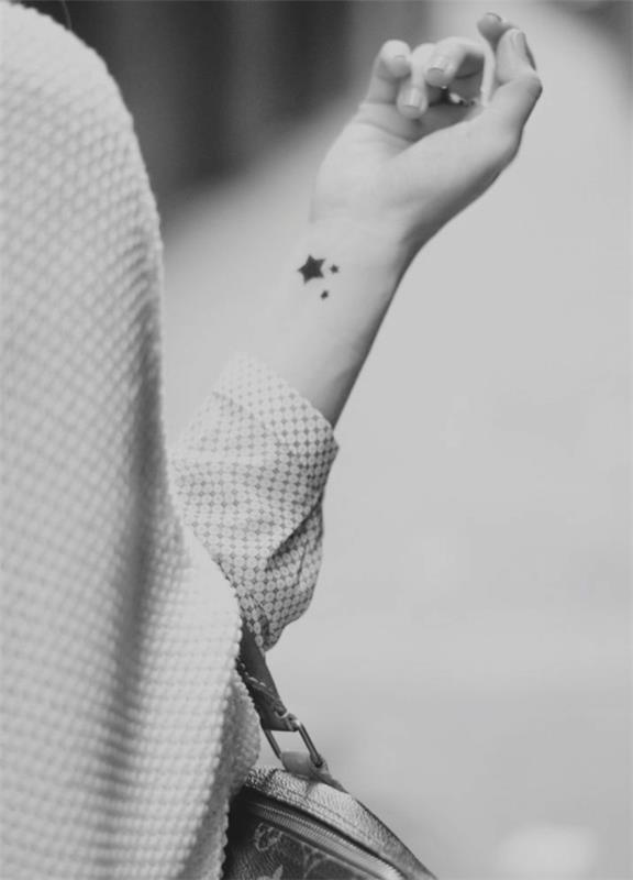 μοντέρνο τατουάζ αστέρι που σημαίνει καρπό