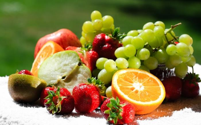 τρόφιμα που συνδυάζουν διατροφή υγιεινά φρέσκα φρούτα φράουλες πορτοκάλι σταφύλια μήλο