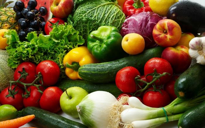 τρόφιμα που συνδυάζουν διατροφή υγιεινά φρέσκα φρούτα λαχανικά ντομάτες τουρσιά κρεμμύδια κολοκυθάκια σταφύλια ροδάκινα