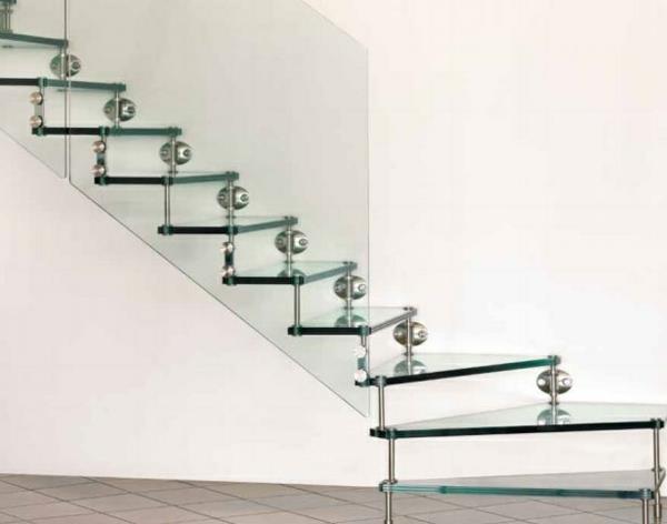 σκάλες γυάλινο κιγκλίδωμα μεταλλικά στοιχεία