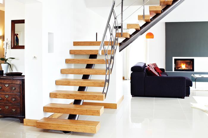 κιγκλίδωμα σχεδιασμού σκάλας μεταλλικά ξύλινα σκαλοπάτια λευκά πλακάκια δαπέδου