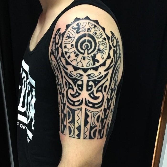 φυλετικά μοτίβα maori τατουάζ ιδέες άνω βραχίονα άνδρες τατουάζ