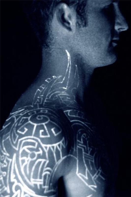 φυλετικά τατουάζ μαύρο φως τατουάζ