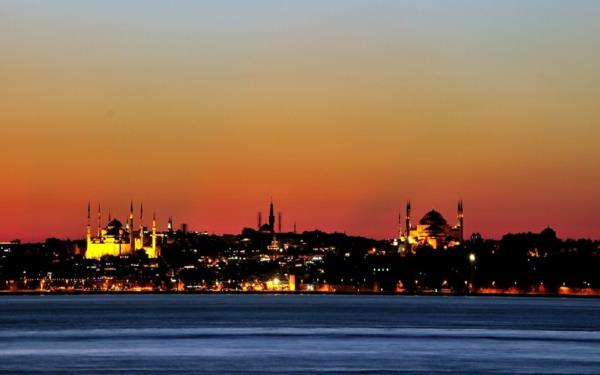 Τουρκία επίσκεψη Κωνσταντινούπολη ταξιδιωτικός προορισμός τη νύχτα στη θάλασσα