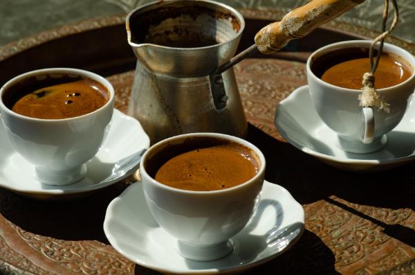 δίσκος τουρκικού καφέ με καφέ