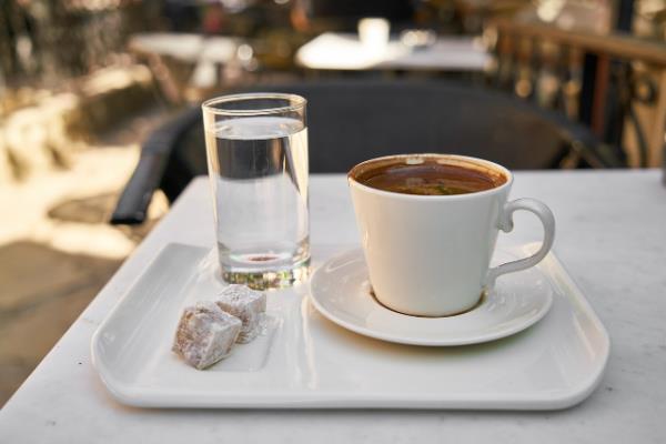 Τουρκικός καφές υπέροχο σερβίρισμα