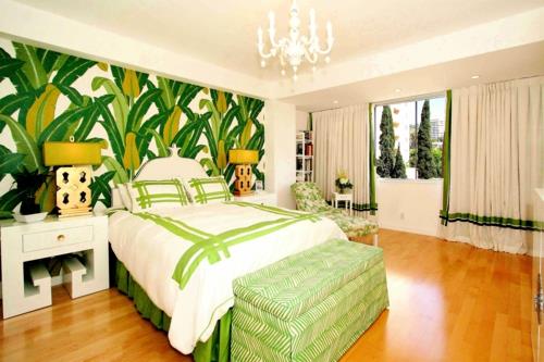 τροπική ατμόσφαιρα στο σπίτι πράσινο τοίχο σχέδιο λουλούδι μοτίβο υπνοδωμάτιο
