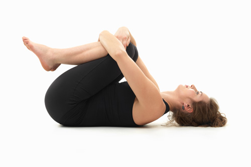 Poza nuo kelio iki krūtinės (apanasana) - joga apatinės nugaros dalies skausmui malšinti