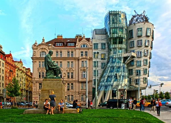 Τσεχία ταξίδια διακοπές στα αξιοθέατα της Πράγας χορεύοντας κτίρια