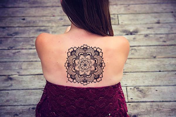 τατουάζ στην πλάτη - υπέροχες ιδέες - ινδικό τατουάζ